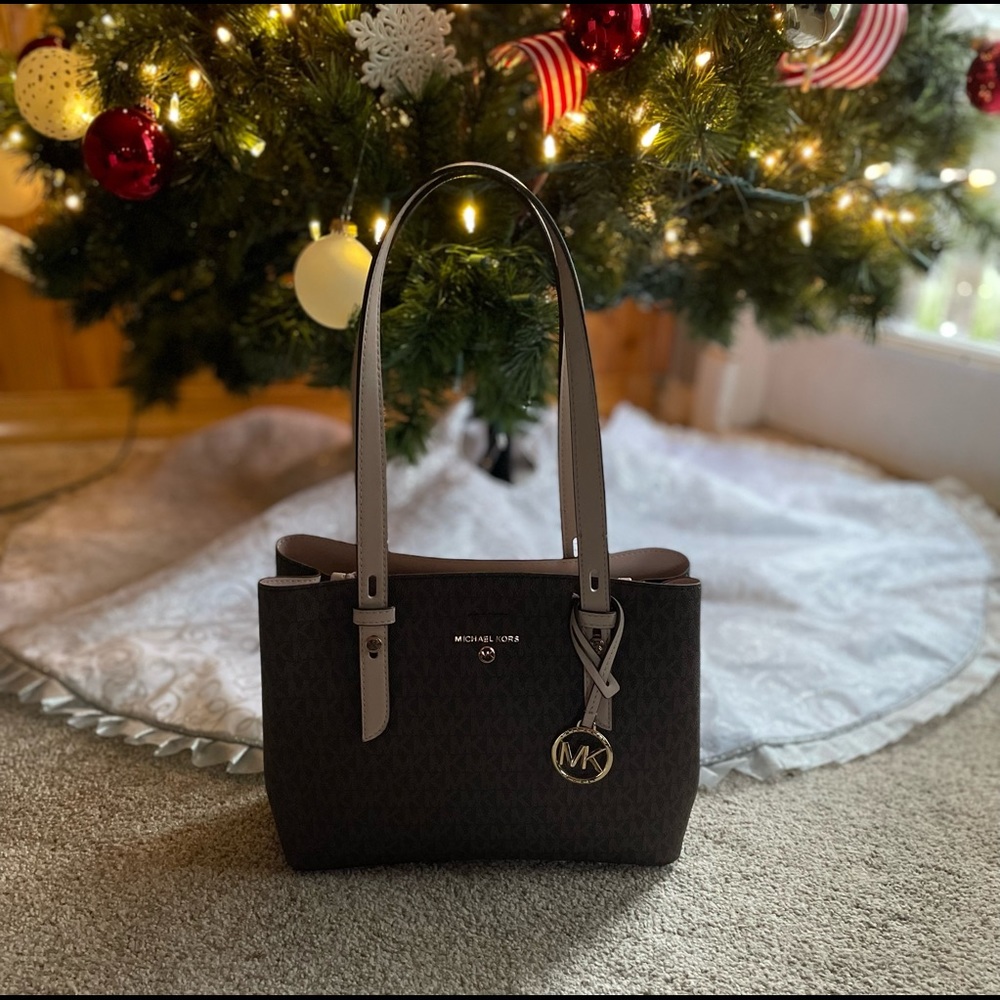 Authentic Michael Kors Signature MK pattern. Excellent used condition!